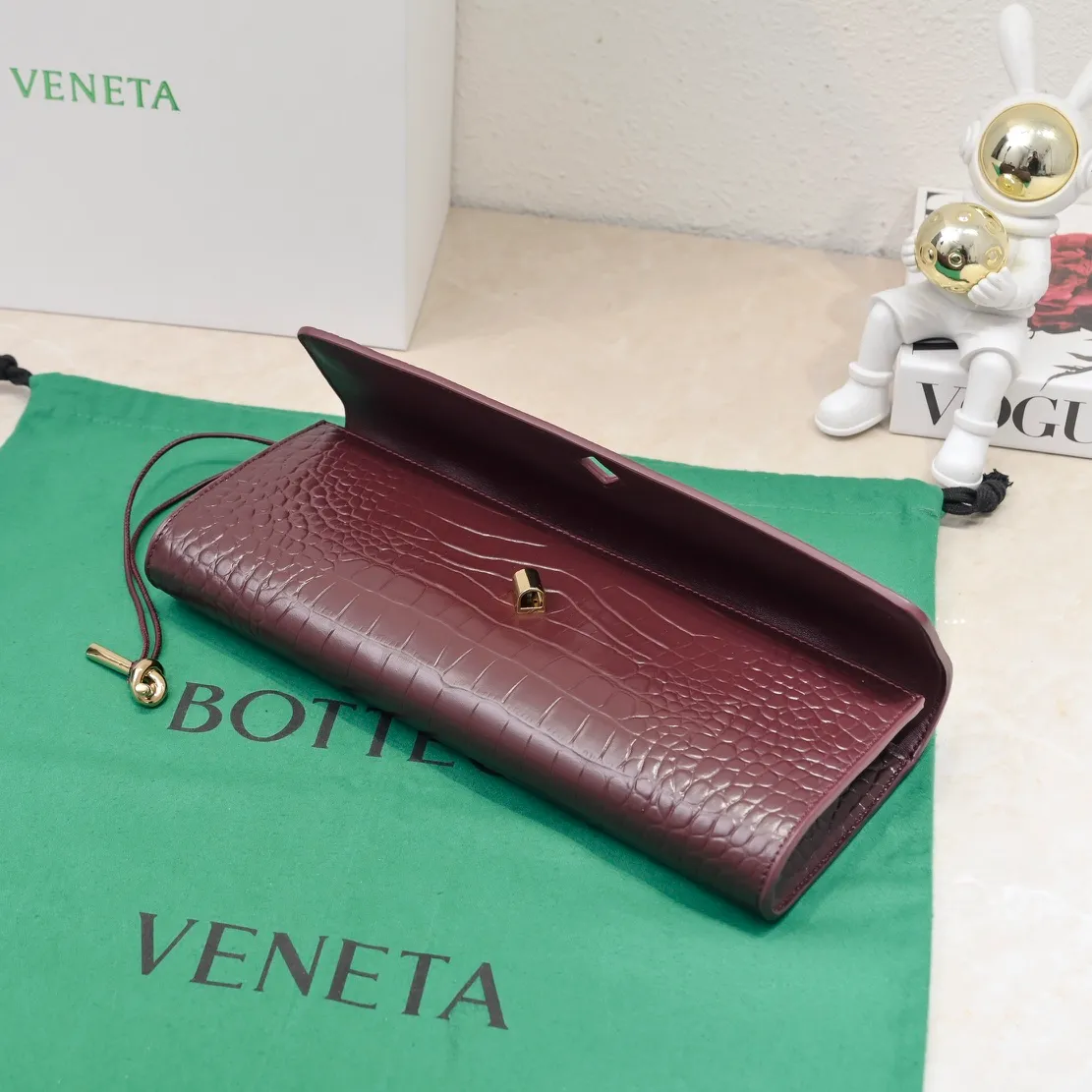 Batch 1420 Bottega Veneta Fall in love with Andiamo at first sight, new design, natural Nile rare leather crocodile pattern complex handbag, a model handbag for women, no need for color cover, no emotional camouflage, immersive depth and excitement, the classic element KNOT knot is inspired, modernist aesthetics and jewelry field craftsmanship reinterpret the knot element, bringing a clutch full of modern texture and elegant and quiet lady spirit. Style number: 1511 Size: 31*13*3cm